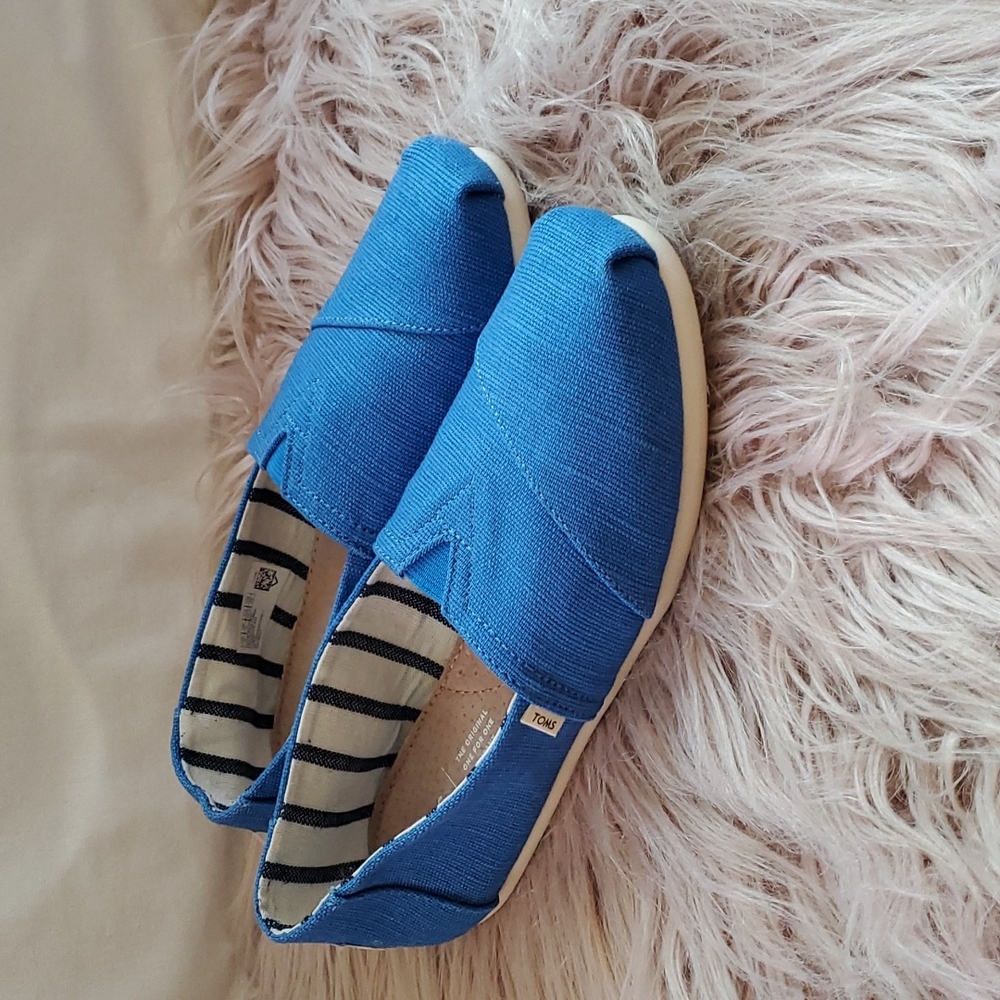 TOMS 8M women's blue canvas loafers